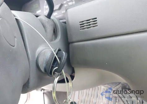 2002 Lincoln Town Car Signature z USA, uszkodzony, nr VIN 1LNHM82W92Y644152